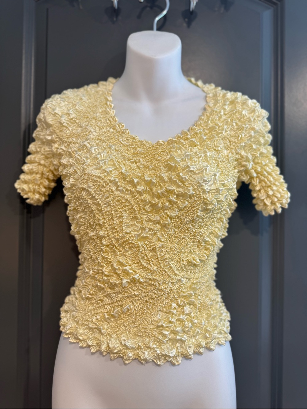 Vintage Yellow Popcorn Bubble Short-Sleeve Women's Top